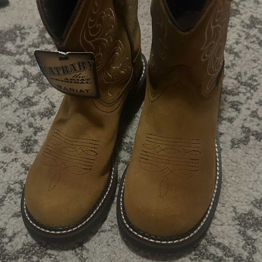 Brand NWT Ariat light Brown suede Western Boots Women’s sz 6.5